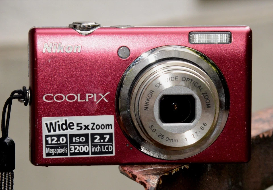 NIKON COOLPIX S570 DIGTALKAMERA 12 MP Bridge Digicam 5x Zoom 5,0-20,0 mm rot