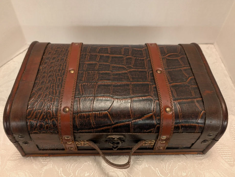 Baúl decorativo de cuero sintético y madera patrón de cocodrilo y detalle de correa Foto 2 de 4