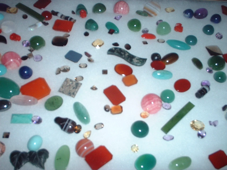 SCHAUKASTEN MIT VIELEN VERSCHIEDENEN HALBEDELSTEINEN  CA.150 STÜCK #5419 - Bild 3 von 4