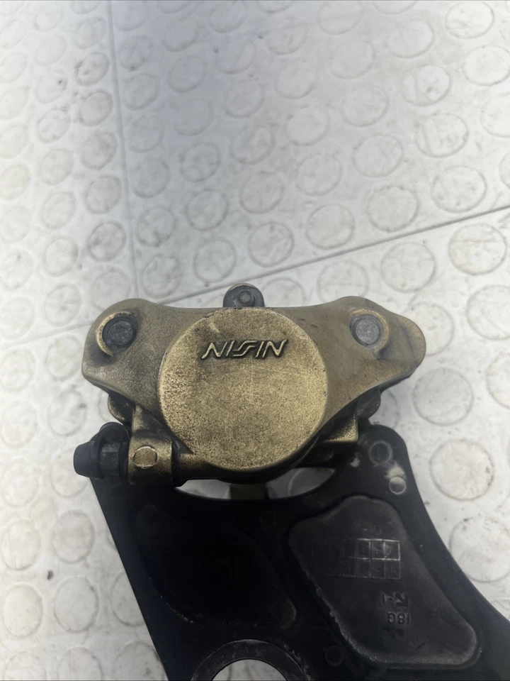 Pinza de freno trasera Suzuki GSXR 600 2004-2005 OEM con soporte de montaje OEM Foto 2 de 4