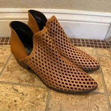 CWY Coolway Women Light Brown Leather Laser Cut Ankle Boots Size 9