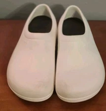 Crocs Women's White Clog Nurse Shoe Size 8 (6 Men's) Slip Ons