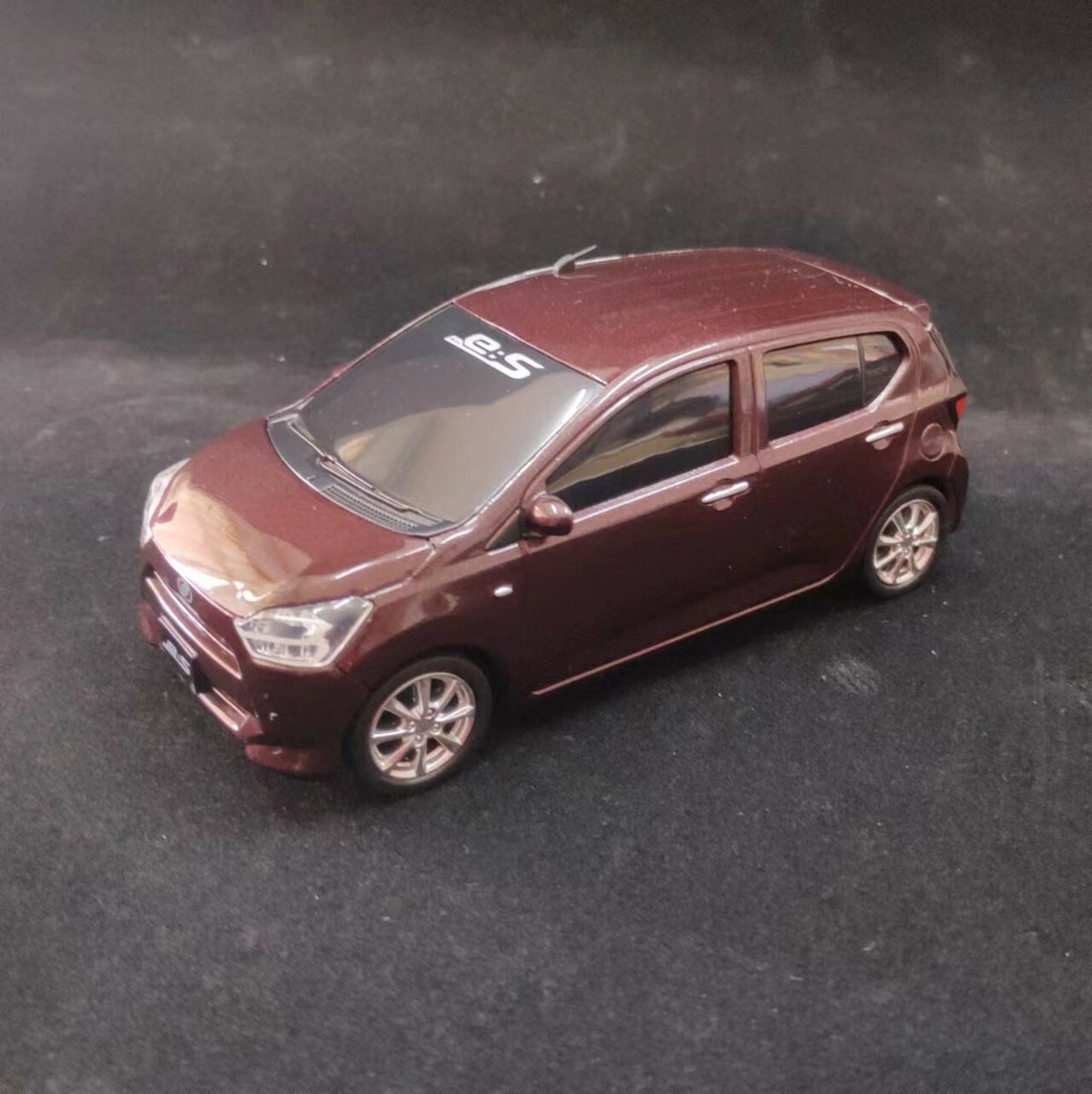 1/32 Daihatsu Mira e:S LA350S 2017 Dealer Plastic Model purple