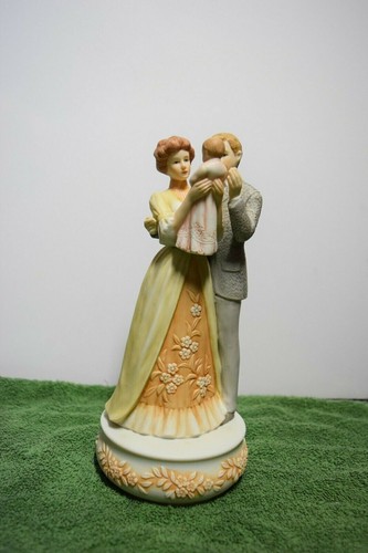 Enesco Treasured Memories "Family Togetherness" #603619 Porcelain Musical, MIB