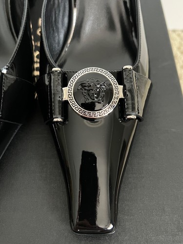 Nuovo con scatola Versace Tribute Medusa logo medaglione nero patent mule décolleté 38,5 8,5 $1475 - Foto 11 di 23