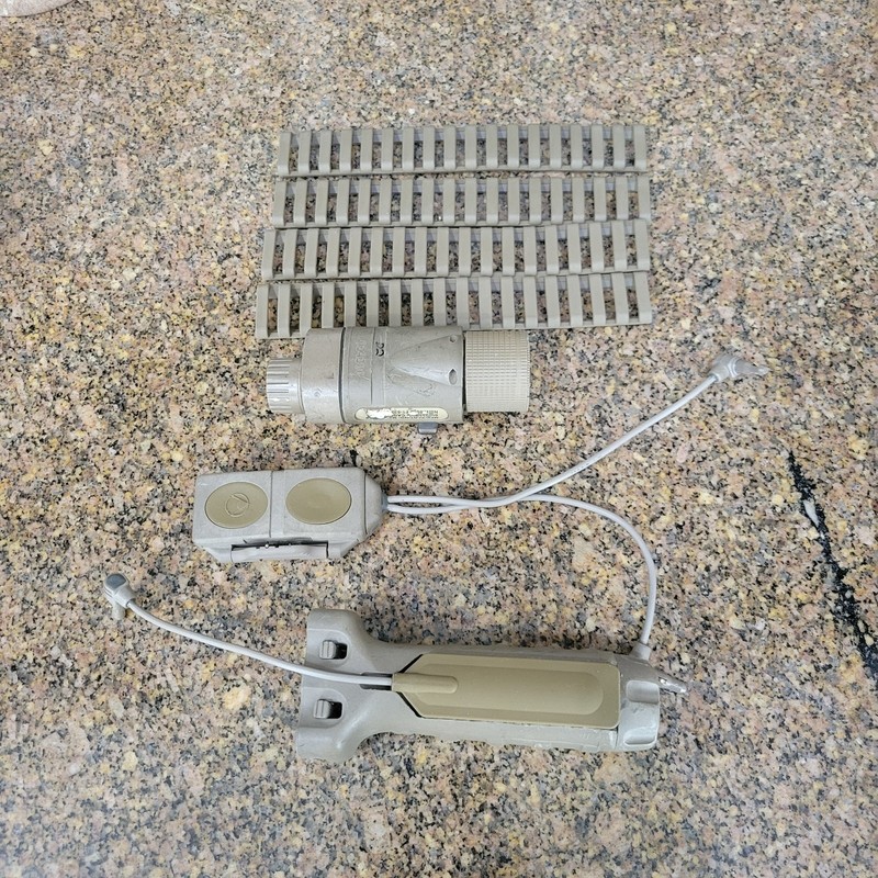 Insight SU233 M3X-000-A23 Tan Weapon Light With Single/Dual Pressure Switch FDE