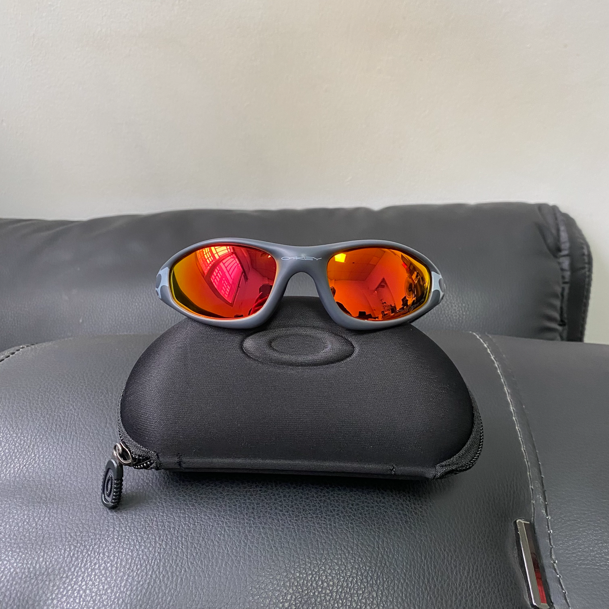 Vintage 90S Oakley Straight Jacket 99 Muzm Grey Frames Red Lenses