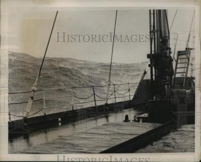 1939 Press Photo New York SS American Trader riding high waves on open sea NYC
