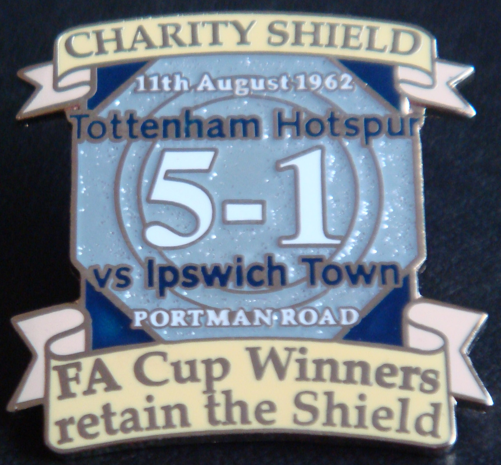 TOTTENHAM HOTSPUR v IPSWICH TOWN Victory Pins 1962 CHARITY SHIELD