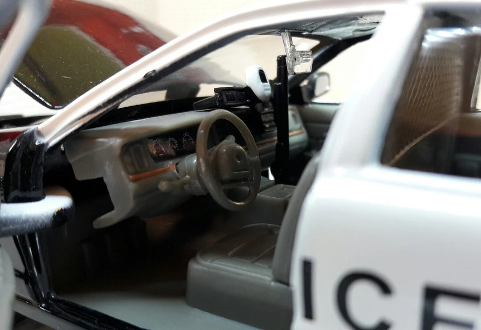 Ford Crown Victoria Police Welly LGB 1:24 Scale Detailed Diecast Model Car 1999 - Image 4 of 4