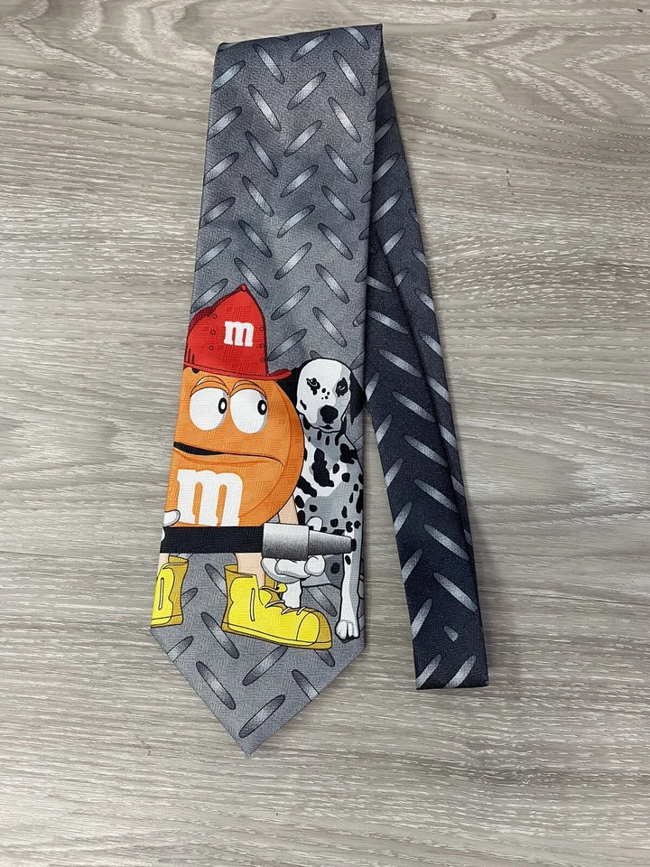 Corbata bombero marca M&M’s para hombre novedad  Foto 2 de 4