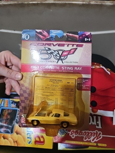 RACING CHAMPIONS 50th Anniversary White 1963 Corvette Sting Ray 1/64 Series 3 - Picture 2 of 2