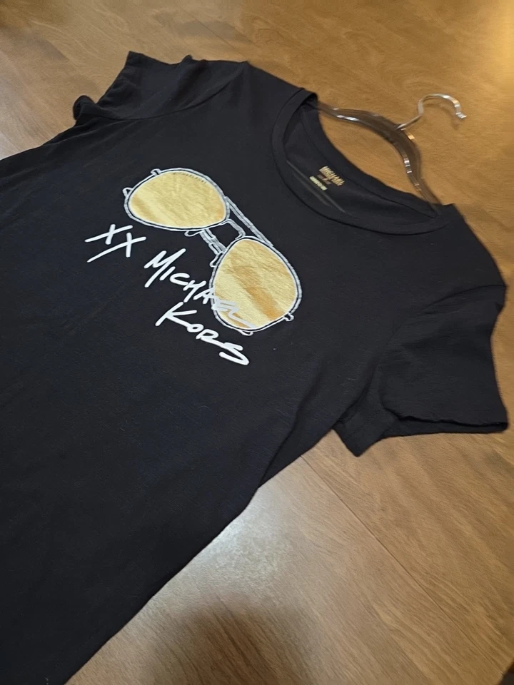 Camiseta Michael Kors preta estampa de óculos ajustada dourada gola redonda feminina tamanho M preta - Imagem 2 de 4