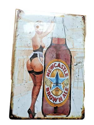 Newcastle Brown Ale Mädchen mit Flasche Blechschild Männerhöhle Pub Bar Retro KOSTENLOSER VERSAND