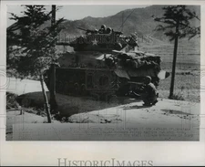 1951 Press Photo Infantrymen Reload Machine Guns Atop Tank Somewhere in Korea