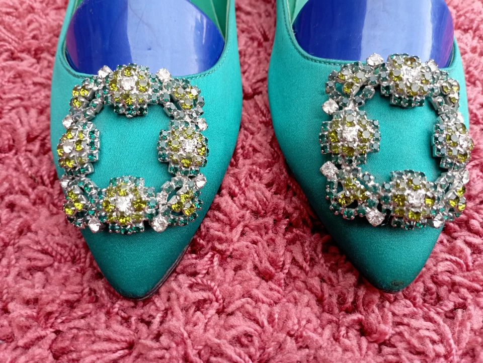 Manolo Blahnik Cristal Adornado Hangasi Sedoso Satinado Verde Hebilla Clásica Plana Foto 3 de 4