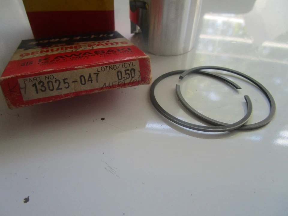 Pistón y anillos Kawasaki 74-1975 G5 pistón OS .50 MM PN: 13025-047/13029-059 Foto 3 de 4