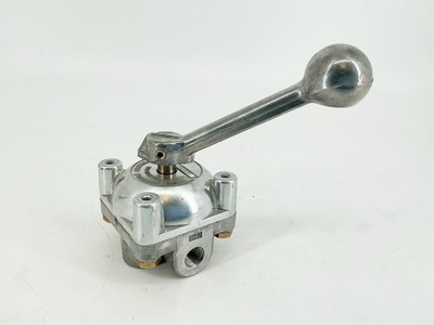 New Barksdale Controls 9001-M-Z13 Directional Control Valve 3 Position - No Box