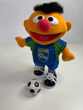 Ernie Ulica Sezamkowa ok. 34cm Piłka nożna Mattel Elektryczny z piłką
