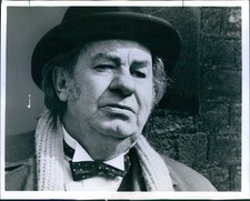 1982 Actor Leo Mckern Australian Actor Hat Knit Scarf Bow Tie 8X10 Vintage Photo