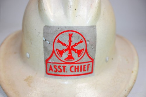 Casco de jefe de bomberos asistente hervido duro vintage con arañazos - pieza de exhibición - Imagen 2 de 8