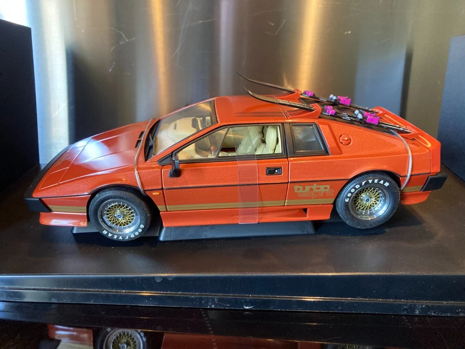 LOTUS ESPRIT TURBO JAMES BOND FOR YOUR EYES ONLY VERSION RT DRIVE 1/18 AUTOART - Photo 3/4