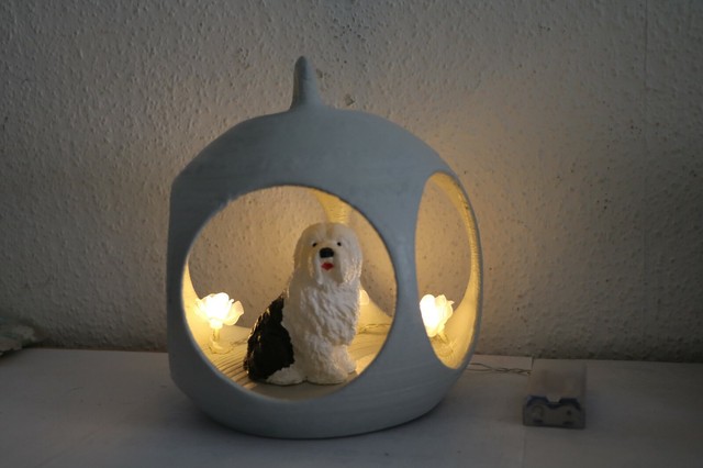 Bobtail Hund in Kugel mit Leuchtenden Rosen über Batterie Old English Sheepdog Bobtail Hund in Kugel mit Leuchtenden Rosen über Batterie Old English Sheepdog