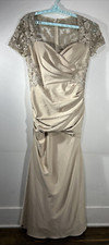 La Femme Lace V-Neck Trumpet Dress Size: 12 NWOT Gown Formal Wedding