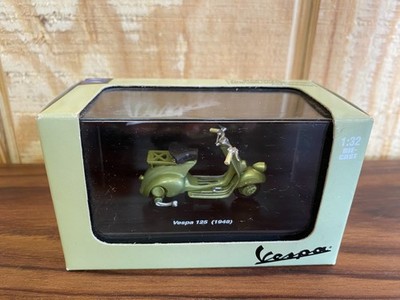 New Ray 1948 Vespa 125 Diecast With Plastic Case 1:32 Scale