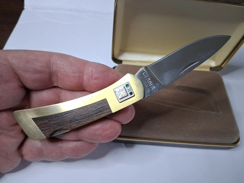 Navaja de bolsillo Gerber Pacific Bell Telephone Employee Award 2 esmeraldas 1 diamante Foto 3 de 4