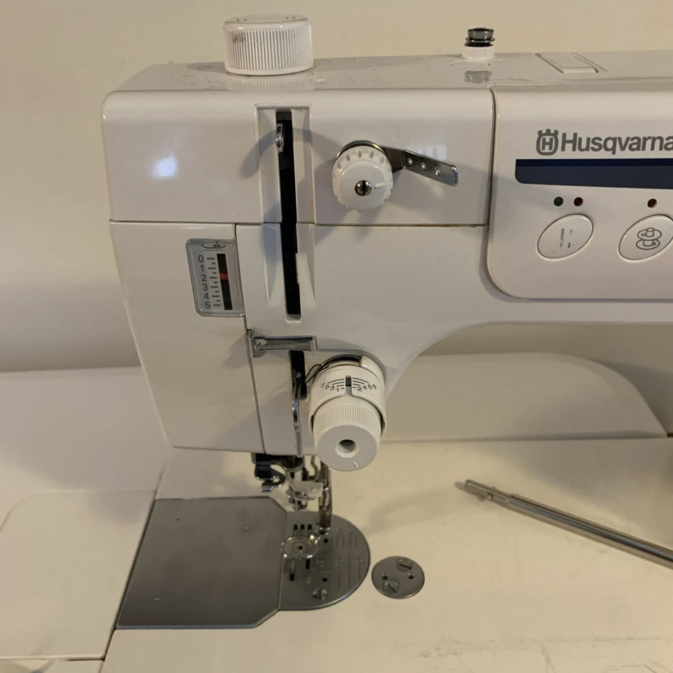 Husqvarna Viking Mega Quilter máquina de coser de alta velocidad seminueva Foto 3 de 4