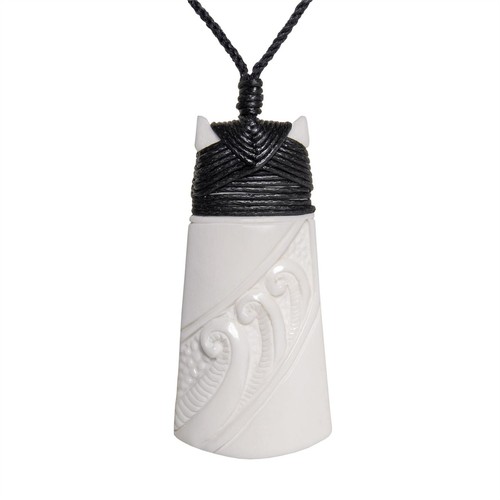 81stgeneration Collana Ciondolo Bianco Scolpito a Mano Koru Maori Lama Toki Osso - Foto 1 di 4