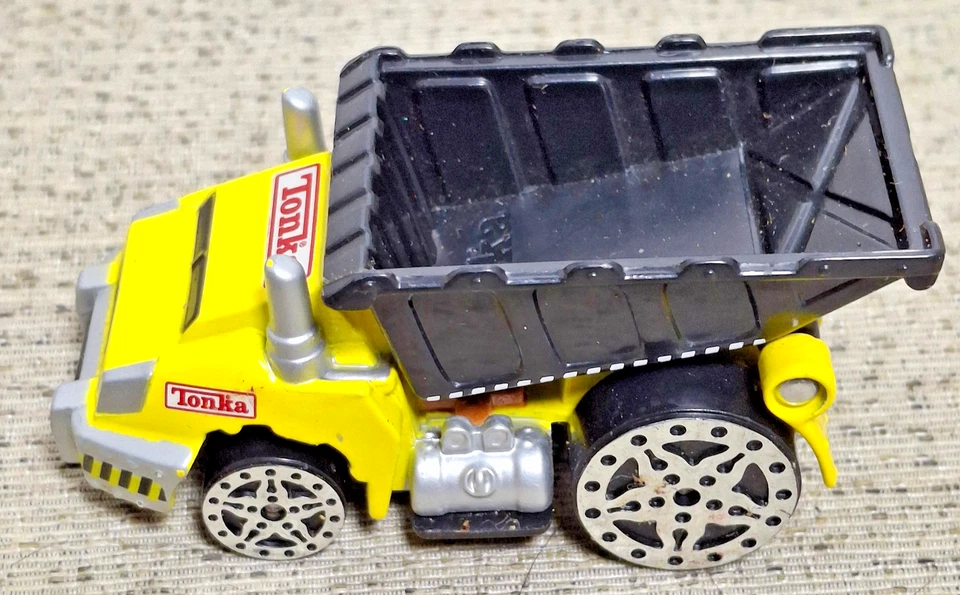 2005 MAISTO TONKA YELLOW MOD WHEELS DIECAST DUMP TRUCK 1:64 Scale /Hasbro - Image 2 of 4