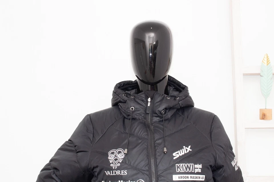 Jaqueta Swix preta com capuz inverno casaco acolchoado esqui feminina tamanho M - Imagem 2 de 4