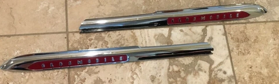 47 Oldsmobile GM NOS emblemas guardabarros delantero nuevo stock antiguo carrocería molduras molduras molduras molduras Olds Foto 3 de 4