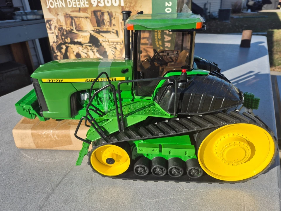 Ertl 1/16 John Deere 9300T Tractor 2000 Farm Show 1 of 2500 #15112A - Image 2 of 4