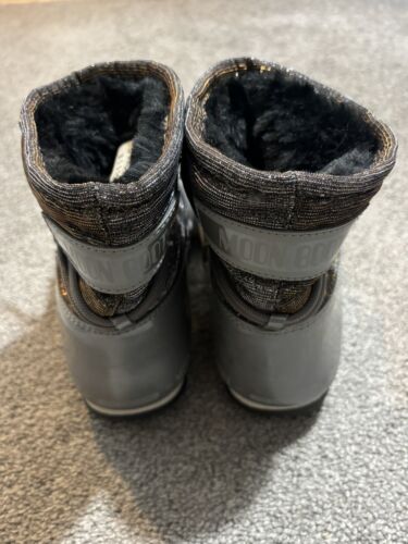 Tecnica Moon Boots Low Grigio Argento Taglia 38 EUR 6 US The Original Moon Boot - Foto 4 di 13