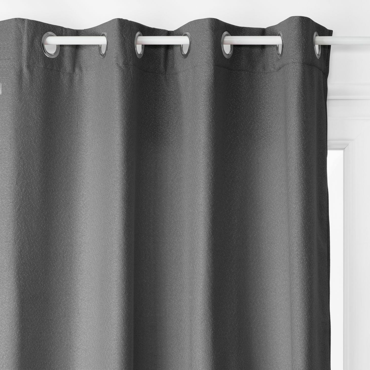 Rideau isolant Noa pour tamiser votre salon moderne et créer une ambiance cocooning feutrée