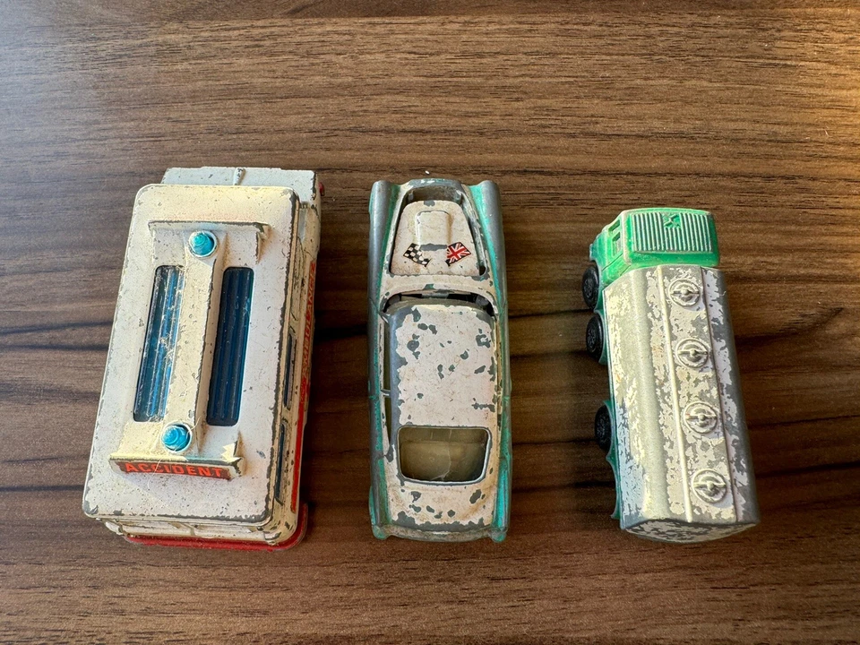3 vehículos diecast Corgi Aston Martin DB4 y ambulancia y camión Lesney Matchbox Foto 3 de 4