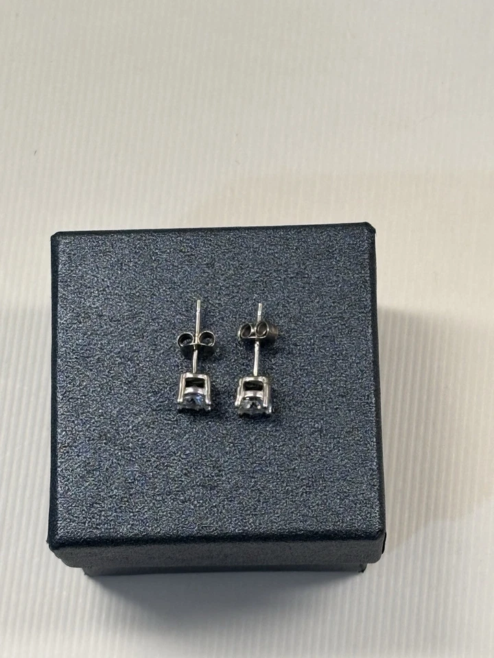 Elegantes aretes de plata con topacio blanco de 0,5 quilates Foto 3 de 4