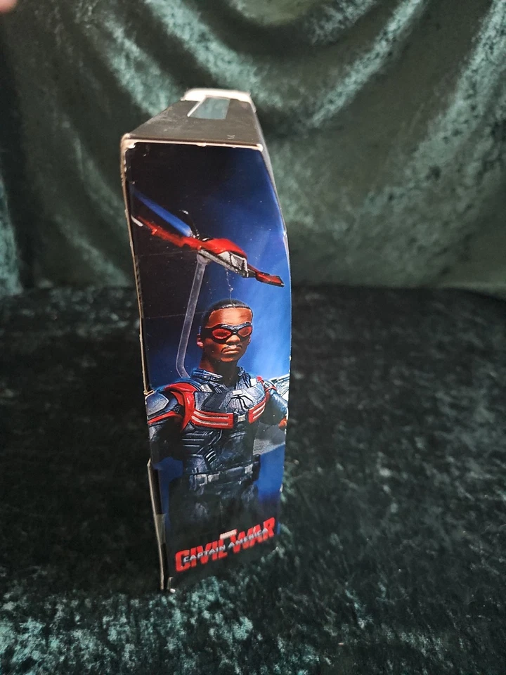 Marvel Legends: Civil War Falcon com tecnologia de voo e Redwing novo na caixa com danos na caixa - Imagem 4 de 4