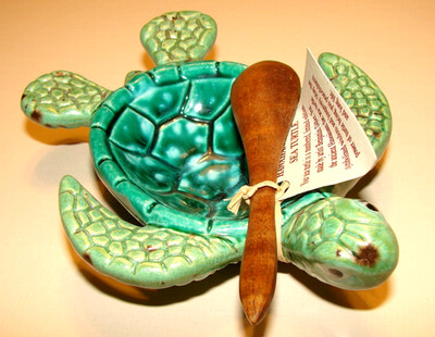 HAWAIIAN GREEN SEA TURTLE  SALT SPICE DISH WITH WOODEN SPOON BEN DILLER SIGNED #