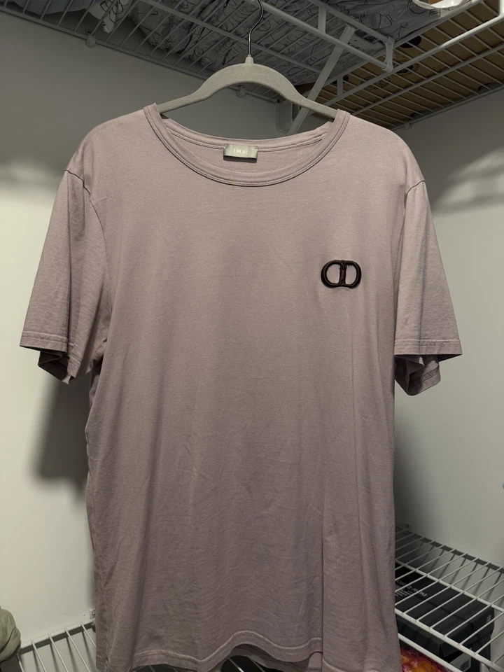 Camiseta Dior Hombre SS22 Logo Bordado Algodón Lavanda XL 013J600A0677 Foto 3 de 4