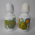 Avon vtg 1970s Milk Glass Salt & Pepper Shakers Retro Floral Daisy Flower Power