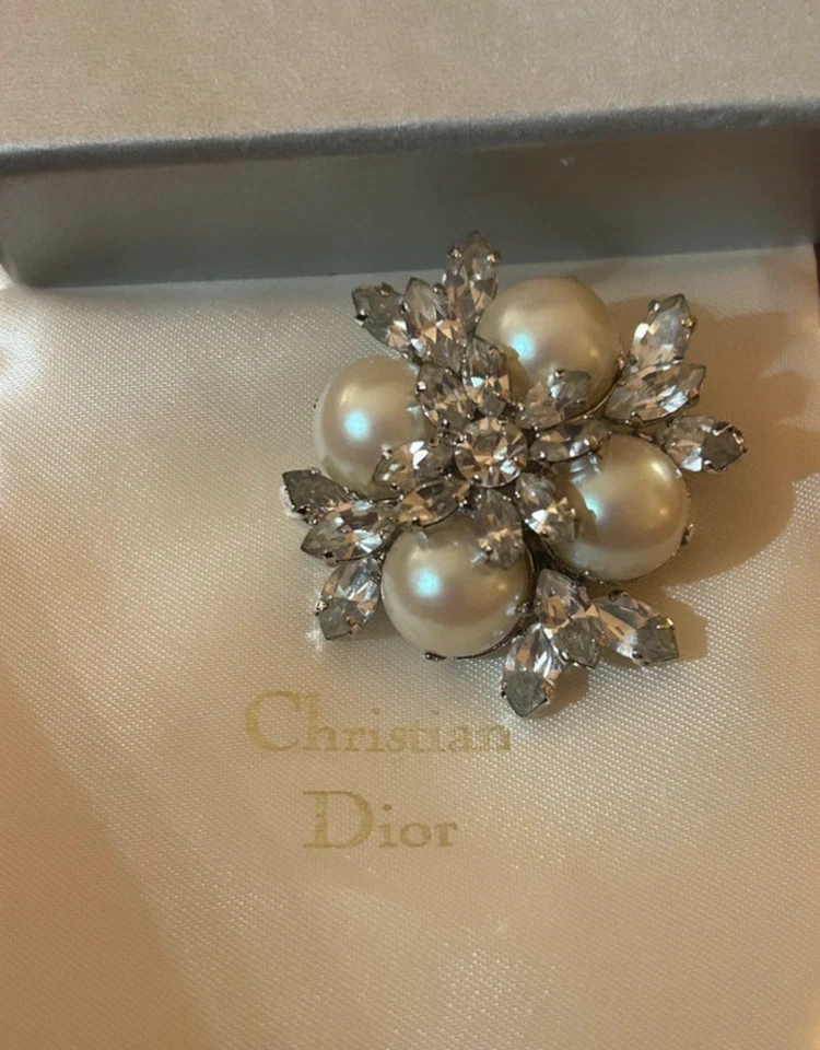 Christian Dior 1968 Broche de cristal y perlas de imitación con caja Foto 3 de 4