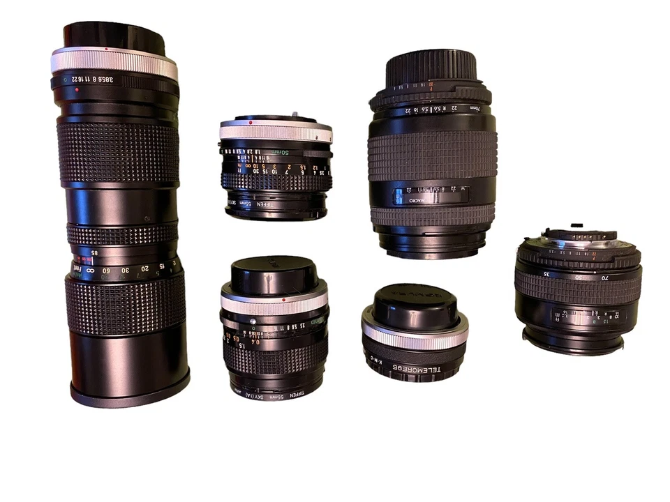 Lote de cámaras fotográficas SLR de 35 mm de colección Canon AE-1 Nikon N2020AF lentes manuales flash Foto 3 de 4