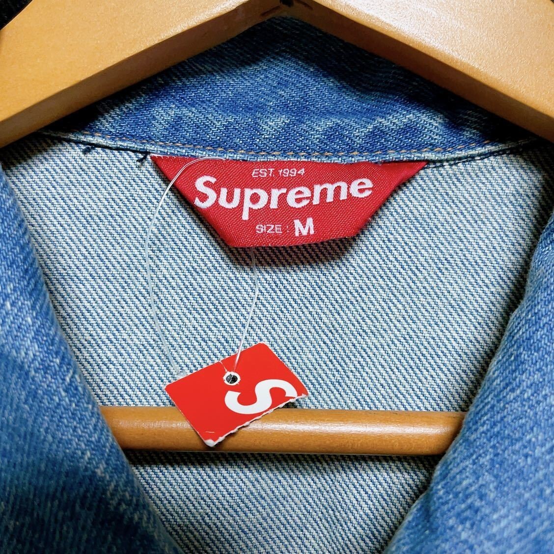 Supreme Black Sabbath Denim Trucker Jacket 16SS Washed Blue Supreme Black Sabbath Denim Trucker Jacket 16SS Washed Blue