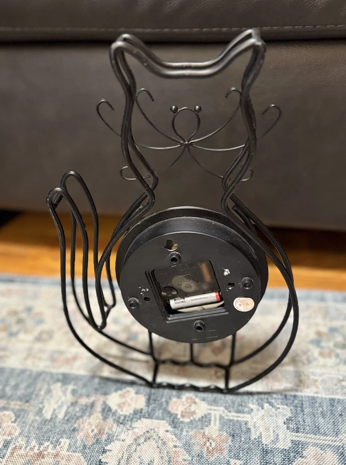 AcuRite Reloj Gato Alambre Metal Negro 13.5" Alto Caprichoso Escritorio o Pared Decoración Funciona Foto 3 de 4