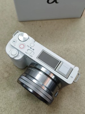 Sony ZV-E10 ZVE10 24.2MP Mirrorless Camera with 16-50mm Lens White Excellent