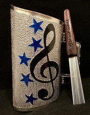 GUIRA PROFESIONAL DOMINICANA 20”X 13” ESTILO REINA CON SU GANCHO INCLUIDO